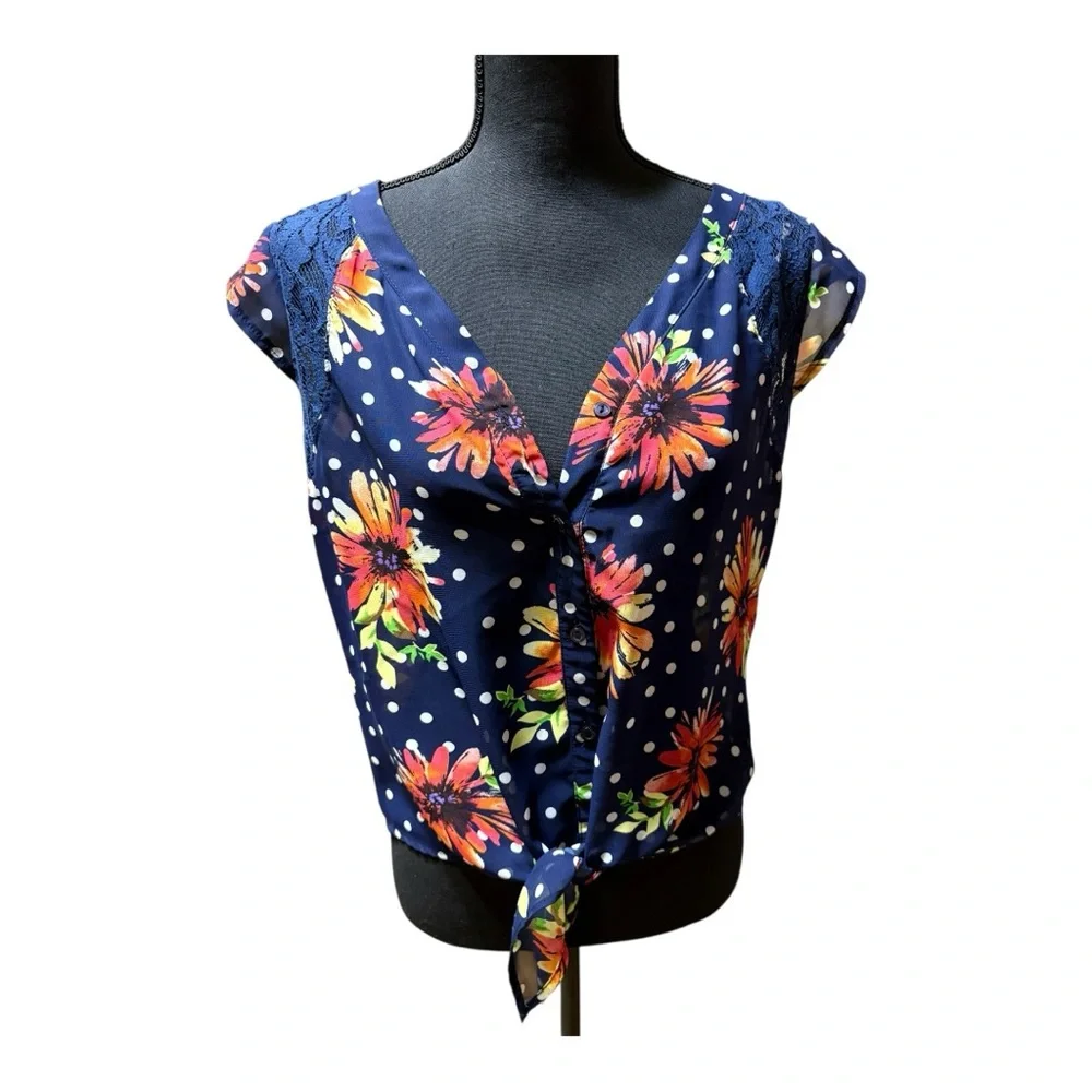 Love to be Loved summer blouse with a tie in the front. - Picture 2 of 6